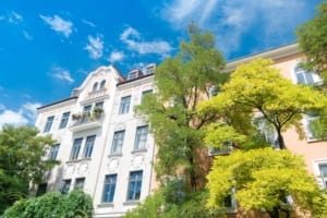 Schlummernde Gefahren beim Kauf von älteren Immobilien AdobeStock 187231448 300x200 - Schlummernde Gefahren beim Kauf von älteren Immobilien